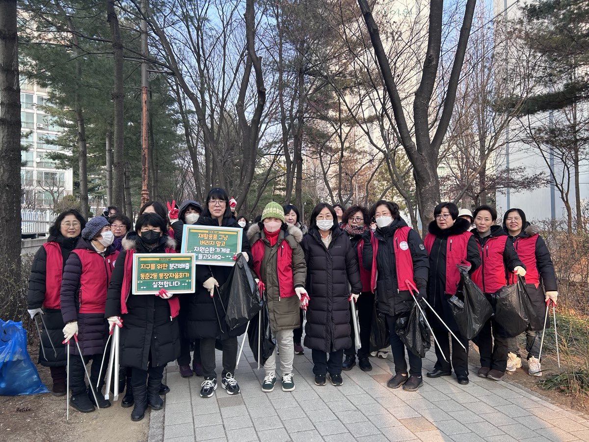 연수구 동춘2동 통장자율회는 지난 23일 우리 동네 청소의 날을 맞아 관내 일원에서 환경정비 활동과 캠페인을 진행했다